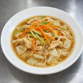 Fatias De Massa Em Sopa Com Frango