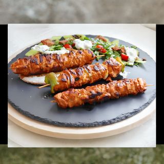 Svinjski ražnjići, pomfrit, ajvar i lepinja