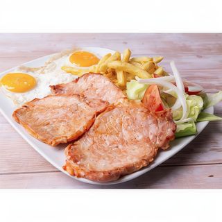 Lomo, 2 huevos y papas