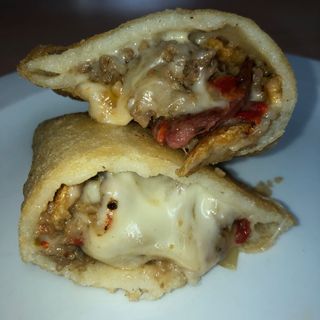 empanada carne mechada y queso