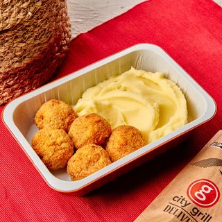 Chifteluțe de pui cu parmesan servite cu piure de cartofi “Pole Position”