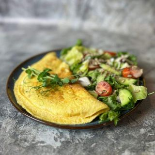 Omlet Z Szynką, Boczkiem i Sałatką