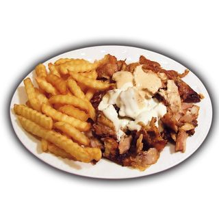 Frytki z mięsem doner