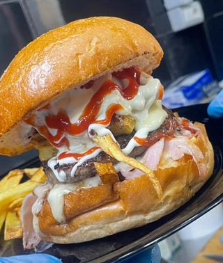 Panino con hamburger di scottona 150 g, prosciutto cotto e sottiletta