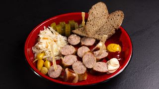 Bratwurst on plate / ბრატვურსტი თეფშზე