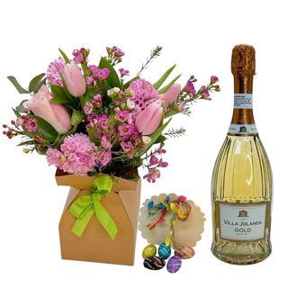 Flori roz, Prosecco Gold și ouă ciocolată  de Paște 