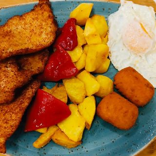 Escalope De Pollo Con Huevo Frito Y Croquetas