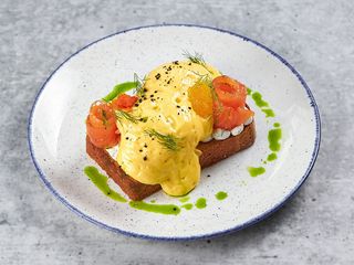 ЯЙЦЯ БЕНЕДИКТ З ЛОСОСЕМ