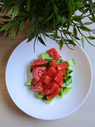 Домати и краставици (200г)