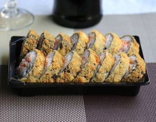 18.Rolos de salmão frito