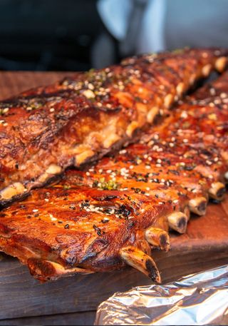 Costillar Entero de Cerdo a La Brasa con Patatas