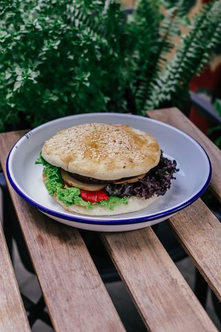 ბურგერი ფალაფელით და ჰუმუსით