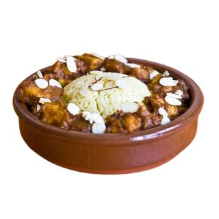 Dados De Pollo Al Ajo Con Menestra Y Couscous