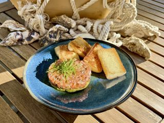 Tartare de somon cu mousse de avocado și brioche prăjită