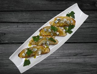 Брускети з грушею та сиром Дор Блю