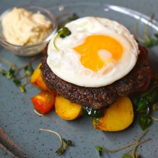 Бифштекс с глазуньей