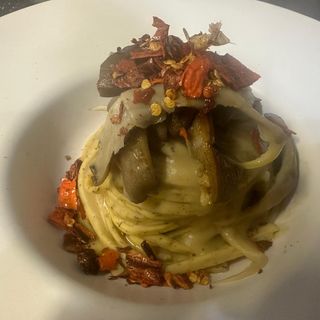 Tagliolini, crema di fave, funghi cardoncelli, peperone crusco