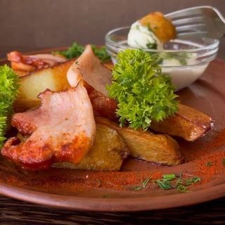 Картопля печена зі шпондером та сметанно-часниковим соусом (250/50г)