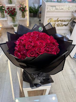 Bouqeut Rouge Rond Emballage Noir