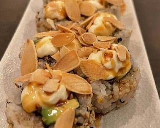 Uramaki mandorle roll