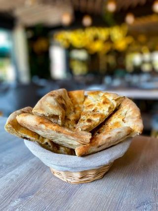 FOCACCIA CU USTUROI SI PARMEZAN