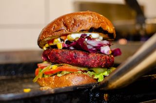 Red beet burger s krumpirićima od batata