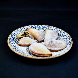 кулек с орехом и черносливом