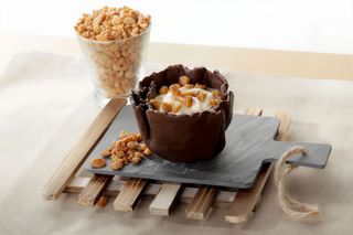 244.Helado de vainilla y nueces de macadamia (1 ud.)