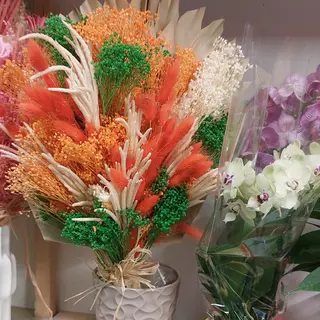Fiori secchi colorati in vaso