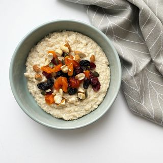 Овсяная каша с сухофруктами