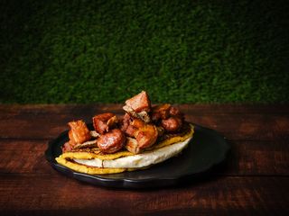 Cachapa con chicharrón