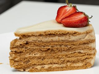 Медовик з карамеллю