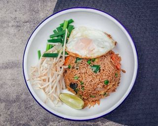 RYŻ z woka z warzywami i jajkiem sadzonym