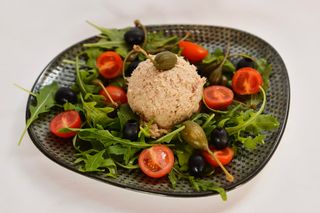 Namaz od tune i parmezana s domaćim kruhom