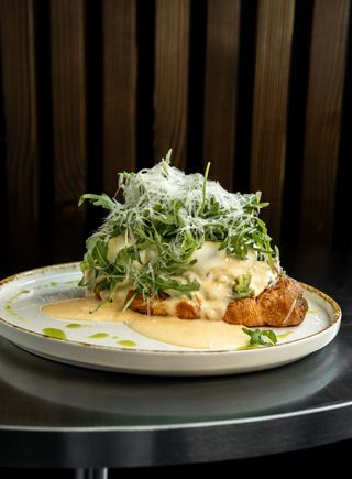 Круасан з яцями пашот, гуакомоле та сирним соусом