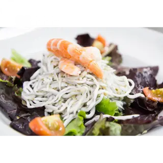 ENSALADA TEMPLADA DE GULAS Y LANGOSTINOS
