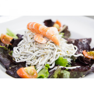 ENSALADA TEMPLADA DE GULAS Y LANGOSTINOS