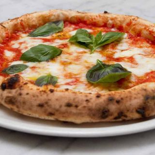 Menù pizza: margherita, patatine, tiramisù, acqua