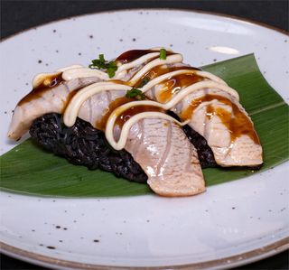 89. Nigiri Black Salmón Flameado (2 Uds.)