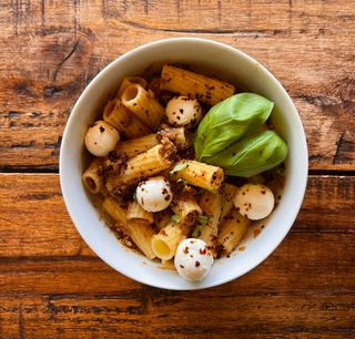 Rigatoni Al Pesto Rosso Con Albahaca Y Bolitas De Mozzarella