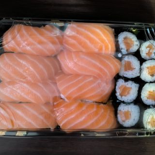 J42 Sushi salmone - 16 pezzi