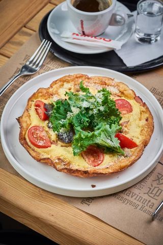 Omletă cu șuncă și legume