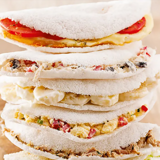 Crep de jamón serrano, queso brie y rúcula.