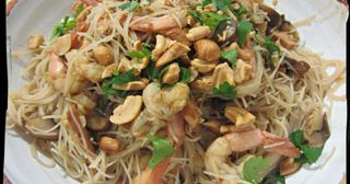 Fideos Con Pollo,Gambas Y Ternera