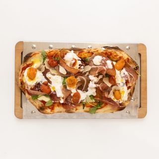 Pinsa Margherita, rucola, pomodorini, crudo, grana e stracciatella