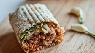 Monster kebab, cartofi asortati si 1 bautura la alegere