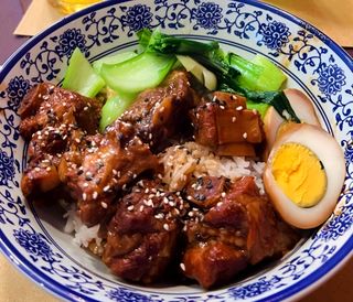 Riso bianco con costolette di maiale