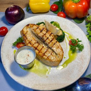 Стейк из семги на гриле со сливочным соусом