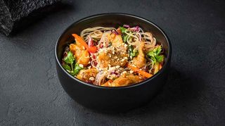 Салат з холодною рисовою локшиною та куркою