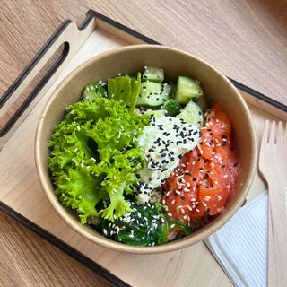 XL боул №5 з кіноа, лососем та чукою 